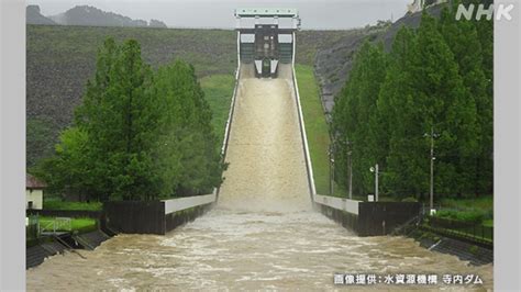 放水流|ダムの緊急放流とは…なぜ行われる？氾濫が起きるイ。